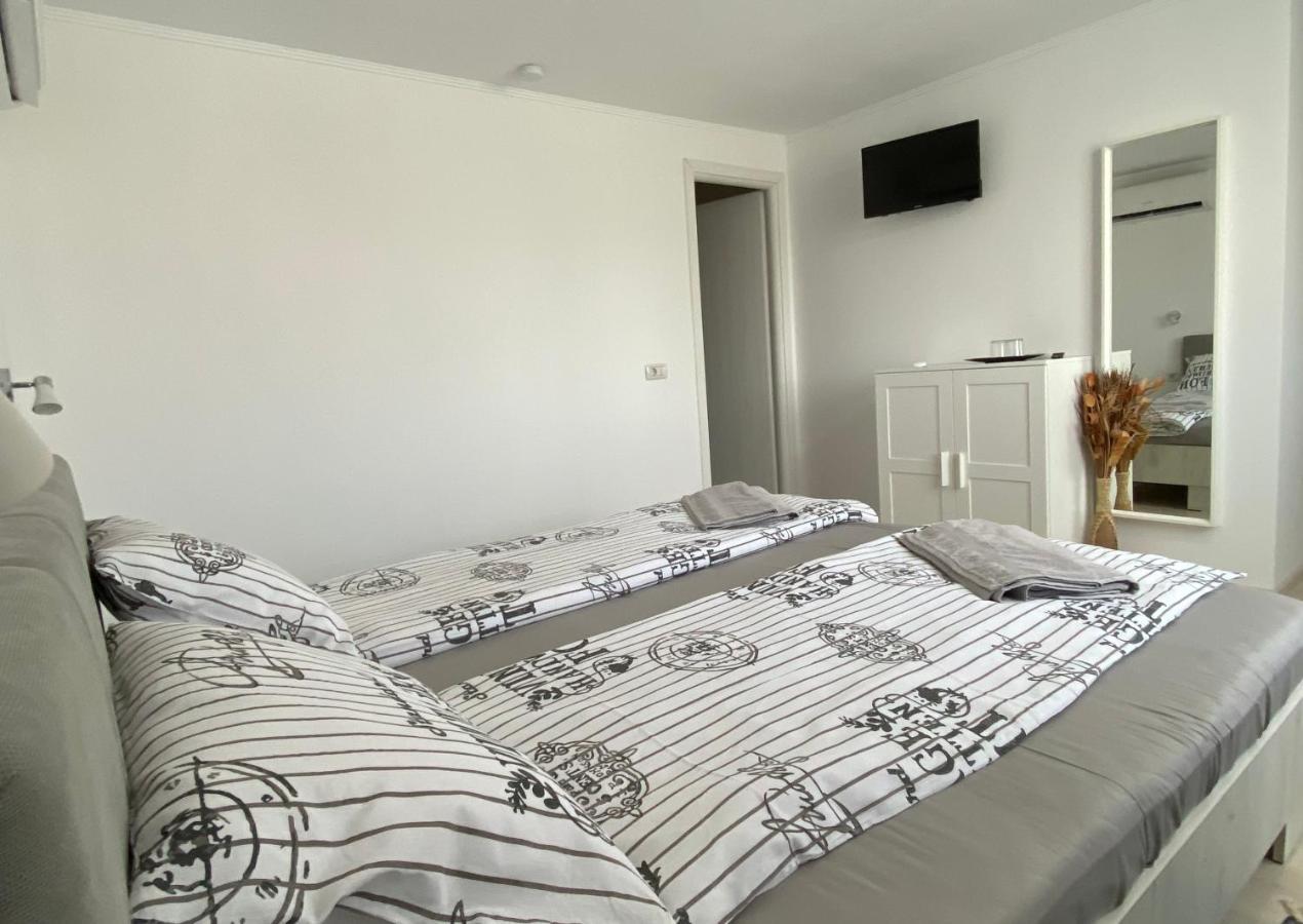 Four Rooms Curtea De Arges Exterior photo