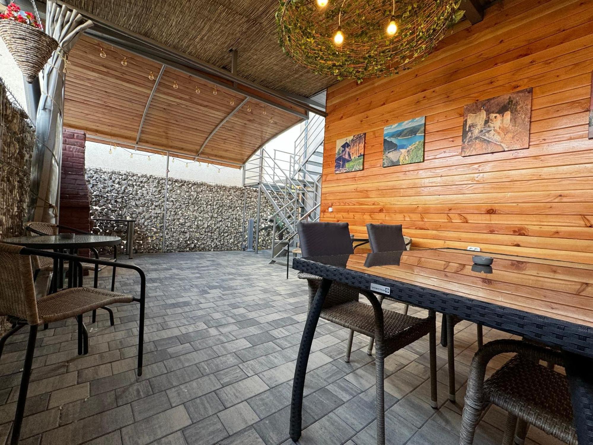 Four Rooms Curtea De Arges Exterior photo